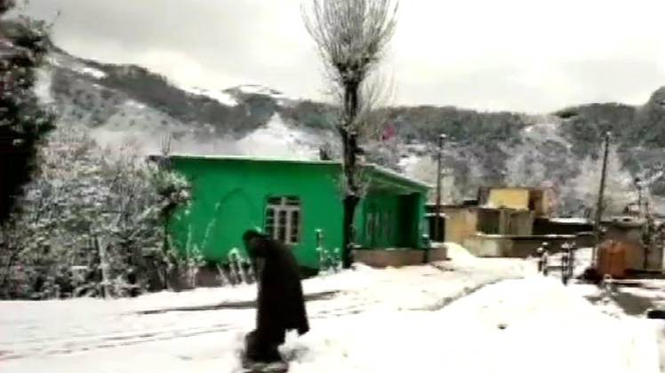 कश्मीर में बर्फबारी (फोटो-ANI)