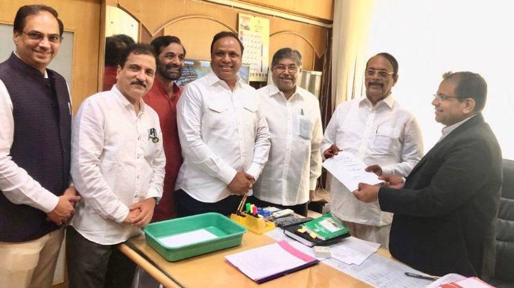 स्पीकर पद का नामांकन करते बीजेपी के किसन कथोरे