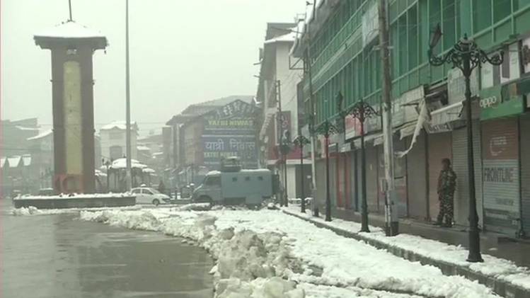 बर्फबारी के कारण भी कश्मीर में हो रही दिक्कतें
