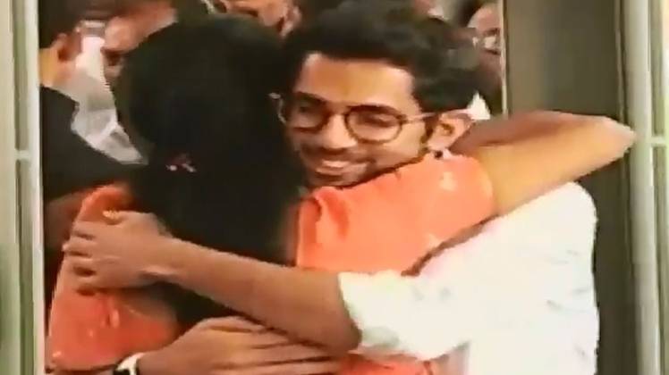 आदित्य ठाकरे को गले लगातीं सुप्रिया सुले