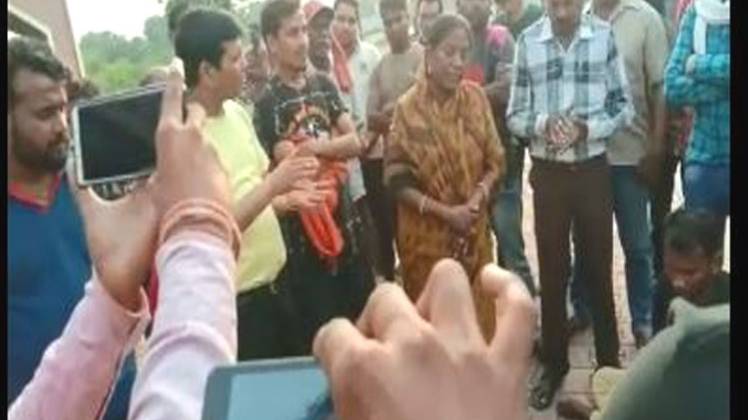 बेटे की अर्थी के पीछे गीत गाती मां 