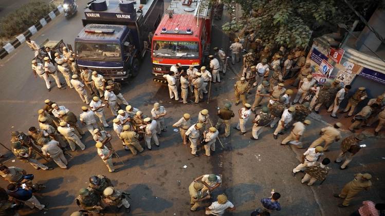 शनिवार को तीस हजारी में पुलिस और वकीलों के बीच हुई थी झड़प (फाइल फोटो-ANI)