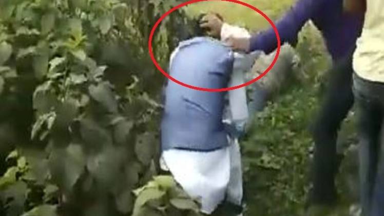 टीएमसी कार्यकर्ताओं ने प्रत्याशी का कॉलर पकड़ लिया और पिटाई कर दी (ANI)