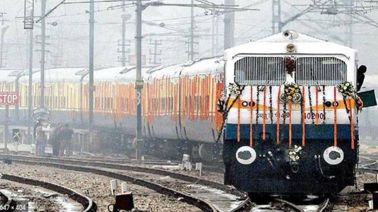 रेल डिब्बों की सफाई करने वाली कंपनी के ठिकानों पर छापा (फाइल फोटो)