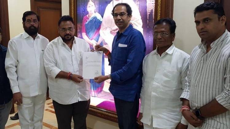 निर्दलीय विधायक राजेंद्र पाटिल ने शिवसेना को समर्थन दिया (फोटो-आजतक)