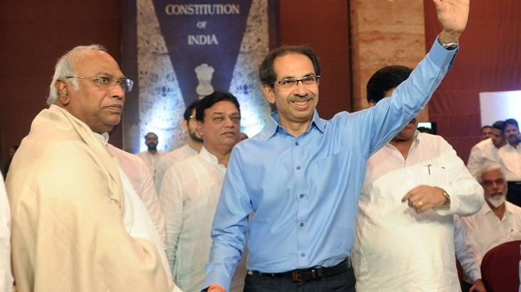 कांग्रेस नेता मल्लिकार्जुन खड़गे के साथ शिवसेना चीफ उद्धव ठाकरे (ANI)