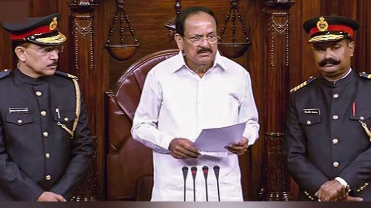 पिछले सोमवार को मार्शल एकदम नई वेषभूषा में नजर आए (फोटो-PTI)