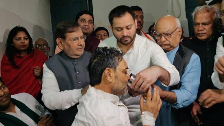 उपेंद्र कुशवाहा का अनशन तुड़वाते तेजस्वी यादव और शरद यादव (तस्वीर- ट्विटर)