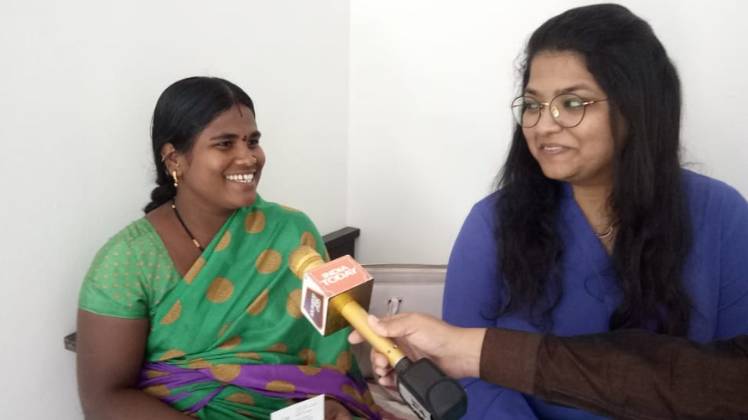 धनश्री शिंदे ने की गीता की मदद (फोटो- पंकज aajtak)