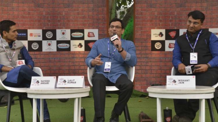 'जिंदगी जिंदाबाद' विषय पर आयोजित गोष्ठी में शामिल 2 युवा लेखक (साहित्य आजतक)