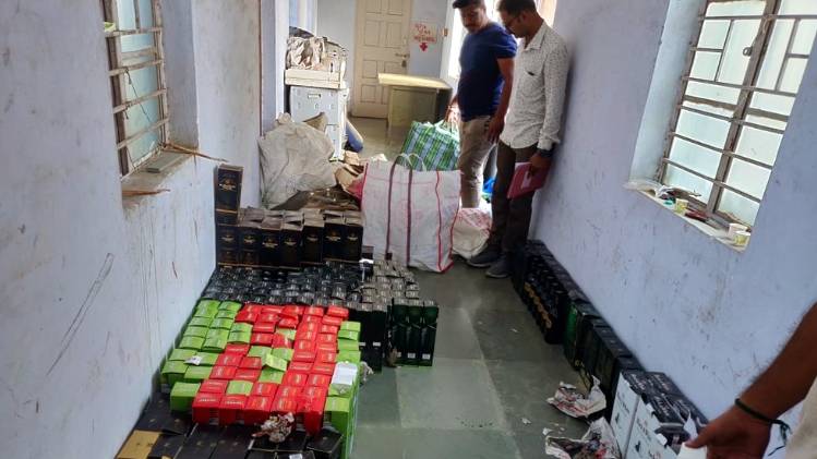 गुजरात में स्कूल से शराब बरामद