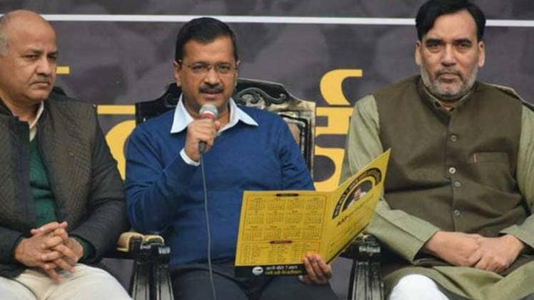 सरकार का रिपोर्ट पेश करते दिल्ली के मुख्यमंत्री अरविंद केजरीवाल (ट्विटर)