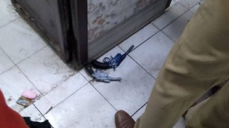 कट्टे की बरामदगी की पुलिस ने जांच शुरू की (फोटो-आशीष पांडेय)