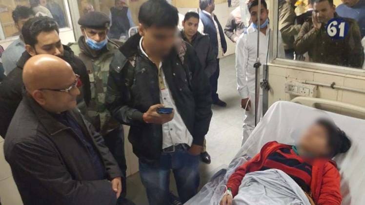 कांग्रेस नेताओं का प्रतिनिधिमंडल पीड़िता के घर पहुंचा