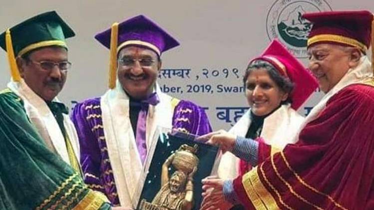 डॉक्टरेट की उपाधि से नवाजे गए NSA अजित डोभाल (फोटो- @DrRPNishank)