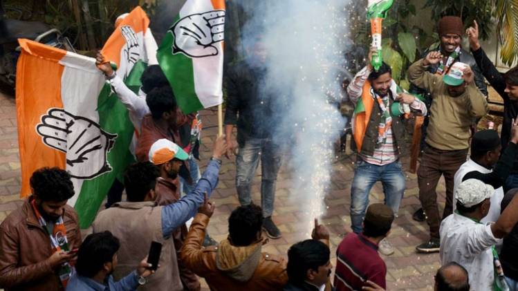 रांची में जश्न मनाते कांग्रेस के कार्यकर्ता (फोटो-एएनआई)