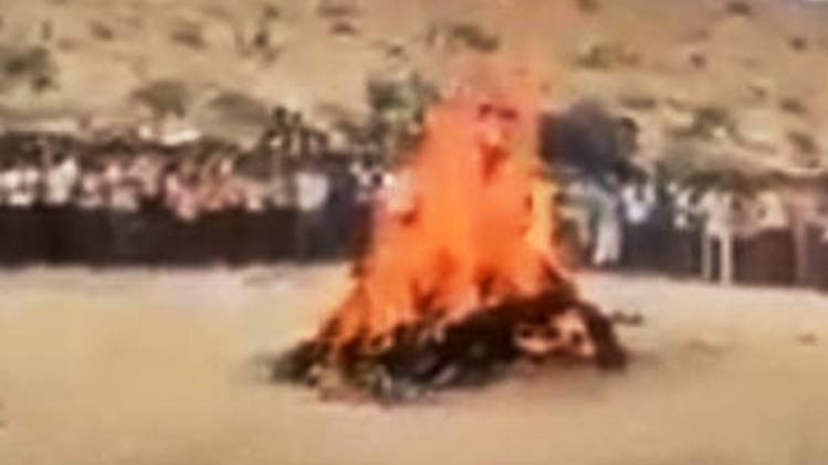 फेसबुक यूजर्स जैसे 'Pyari Ka Dairy Babu'और अन्य