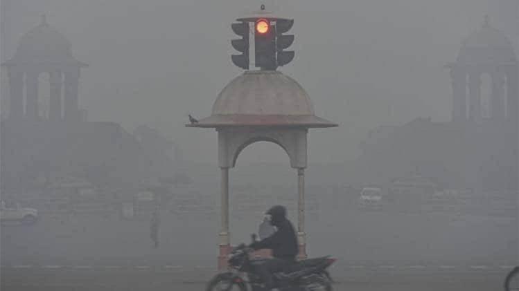 दिल्ली में लगातार बढ़ रहा है प्रदूषण का स्तर (फोटो-PTI)