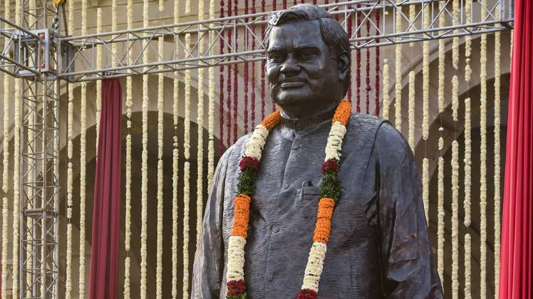 अटल बिहारी वाजपेयी की प्रतिमा (तस्वीर- PTI)
