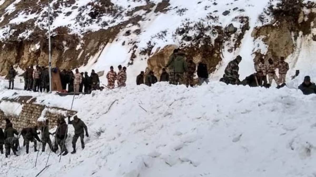 तंगधार: बर्फीले तूफान की चपेट में आया सेना का ईगल पोस्ट, 3 जवान शहीद - kahsmir srinagar tangdhar avalanche army jawans missing - AajTak