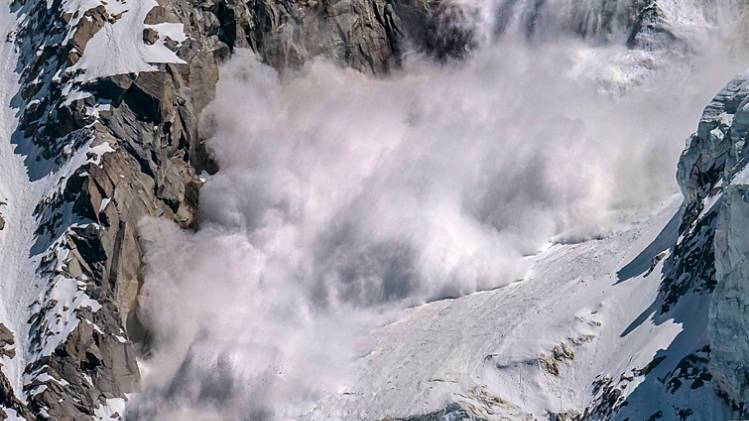 बर्फीले तूफान की चपेट में आए जवान 