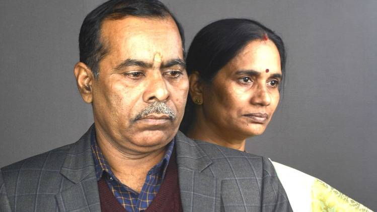 निर्भया की मां आशा देवी और पिता बद्रीनाथ (फोटो-यासिर इकबाल/इंडिया टुडे)