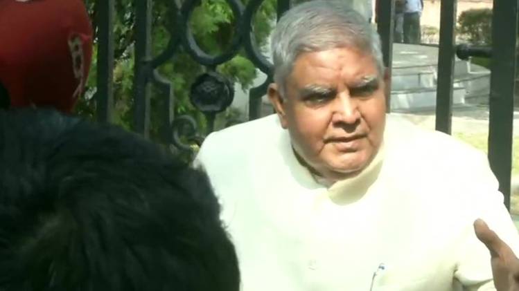 विधानसभा गेट के बाहर मीडिया से मुखातिब हुए राज्यपाल धनखड़ (ANI)