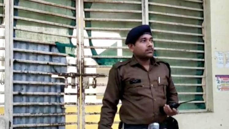 स्कूल में युवक का शव मिला