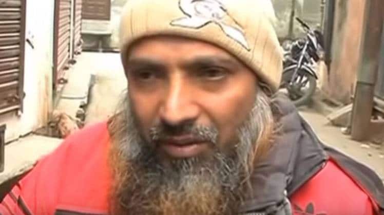 यूपी के बिजनौर में हिंसा के दौरान मारे गए युवक अनस के पिता (फोटो- आजतक)