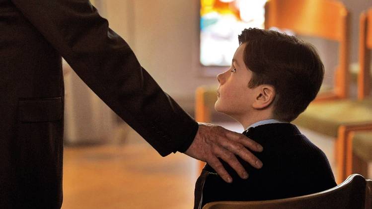 सलीब के साये में फ्रांस्वां ओजों की फिल्म बाइ द ग्रेस ऑफ गॉड का एक दृश्य