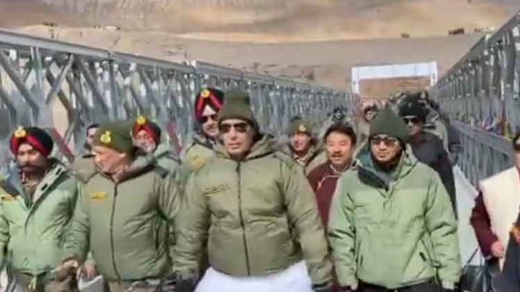 रिनचेन पुल पर रक्षा मंत्री राजनाथ सिंह (फाइल फोटो)