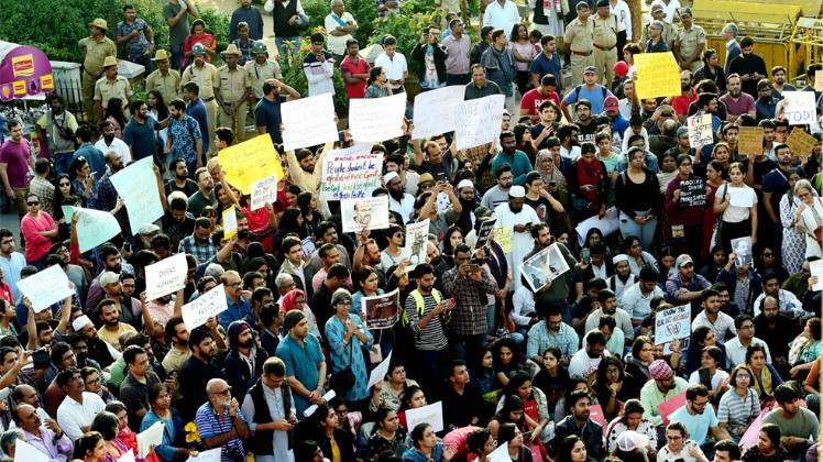 सीएए के विरोध में सड़क पर लोग (फाइल फोटो- PTI)