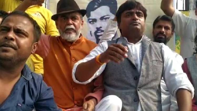 अनशन पर बैठे चन्द्रशेखर आजाद के वंशज अमित आजाद 