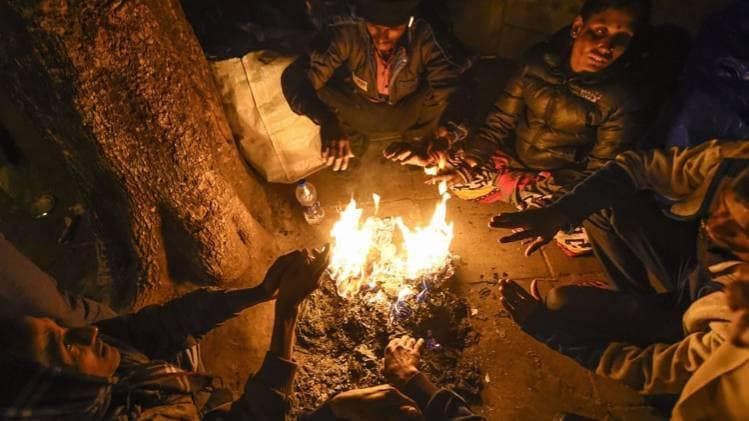 ठंड में बेघरों को आग का सहारा (PTI) 