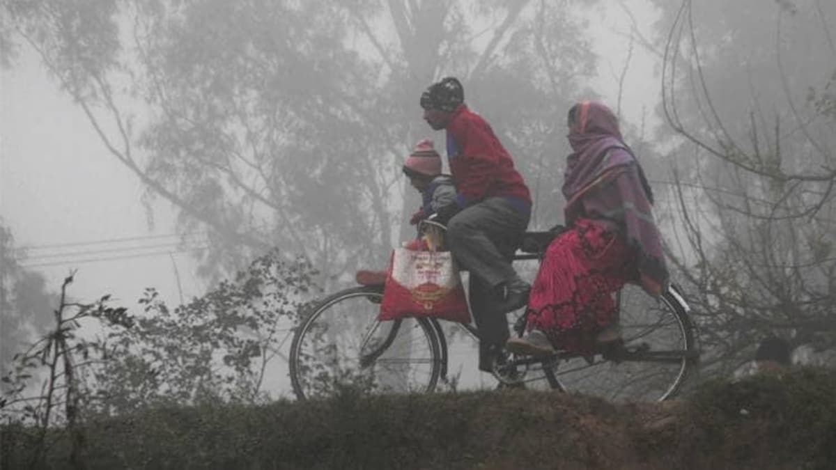 UP: ठंड के कारण सभी स्कूल 3 जनवरी तक बंद - all schools in up to remain closed due to cold wave till 3rd of january - AajTak