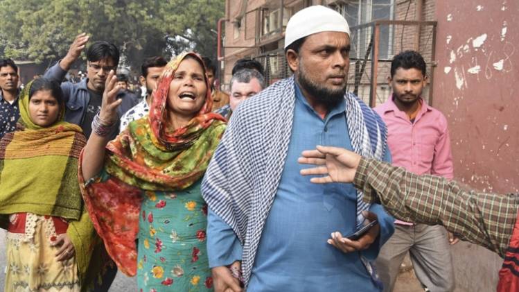 दिल्ली में लगी भीषण आग में फंसे लोगों के परिजन