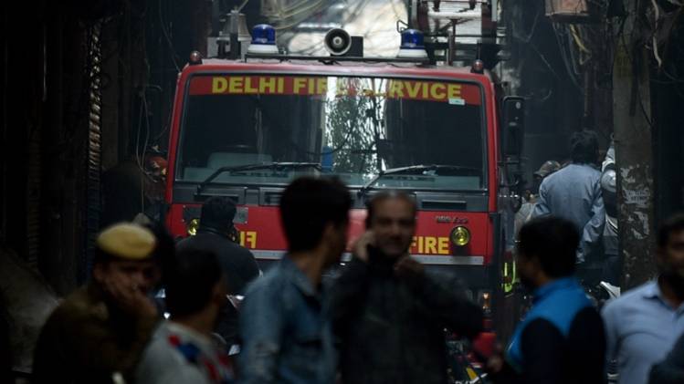 काफी मुश्किल से घटनास्थल पर पहुंच पाई दमकल की गाड़ी (ANI)