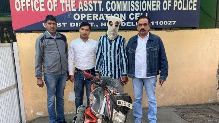 पश्चिमी दिल्ली पुलिस ने शातिर बदमाश आशिक को किया गिरफ्तार (फोटो-हिमांशु मिश्रा) 