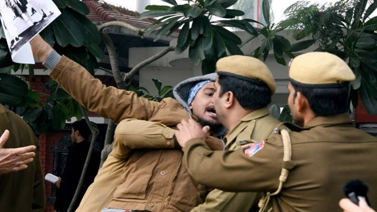 प्रदर्शनकारी को रोकते दिल्ली पुलिसकर्मी (ANI)