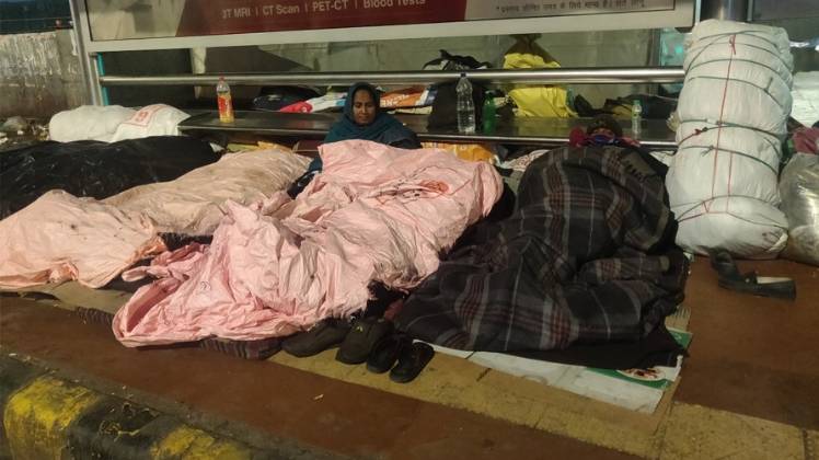 खुले आसमान के नीचे सोते लोग (फोटो-पुनीत aajtak)