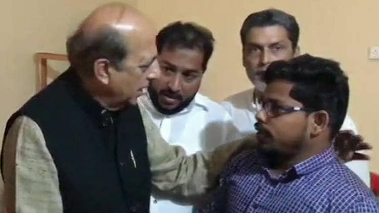 मृतक के घर टीएमसी नेता दिनेश त्रिवेदी (फोटोः एएनआई)