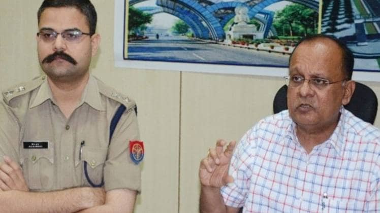 एसएसपी वैभव कृष्ण के साथ जिलाधिकारी बीएन सिंह (फाइल फोटो)