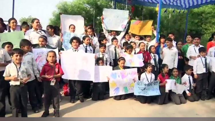 प्रदर्शन करते बच्चे (फोटो: ANI)