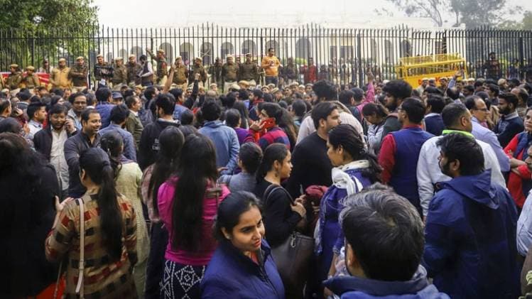 वीसी ऑफिस का घेराव करते एडहॉक शिक्षक (फोटो-PTI)