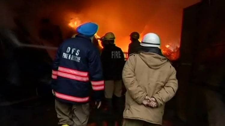 आग बुझाने में लगे दमकल अधिकारी (Courtesy- ANI)