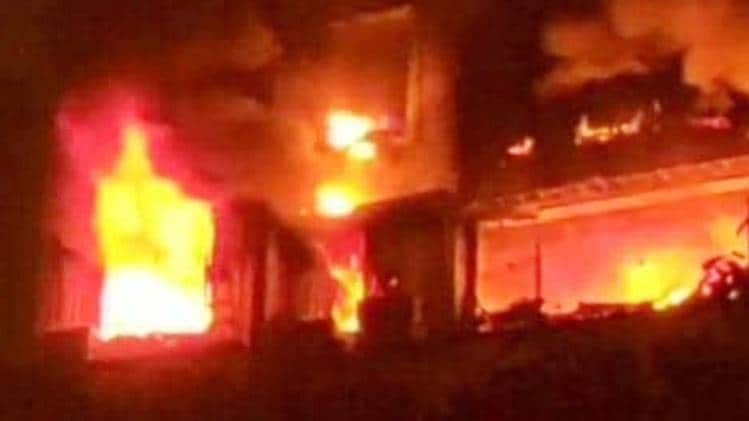 बिल्डिंग में लगी आग (फाइल फोटो- Aajtak)