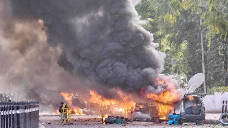 प्रदर्शन के दौरान आगजनी (Courtesy- PTI)