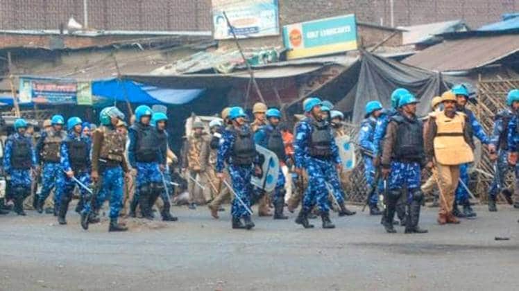 अधिकतर पीएसी और अर्धसैनिक बल के जवान फ्लैग मार्च करते हैं (फोटो- PTI)