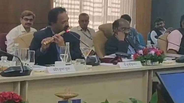 पी कुन्हीकृष्णन ने बजाई बांसुरी