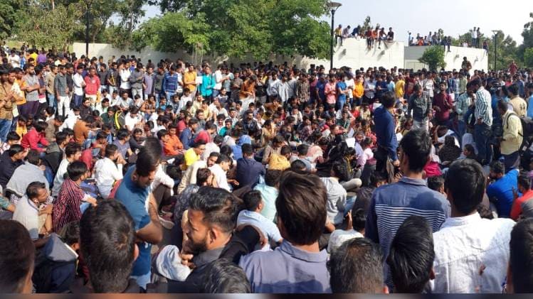 बिन सचिवालय परीक्षा को रद्द कराने की उठी थी मांग, प्रदर्शन की तस्वीर 